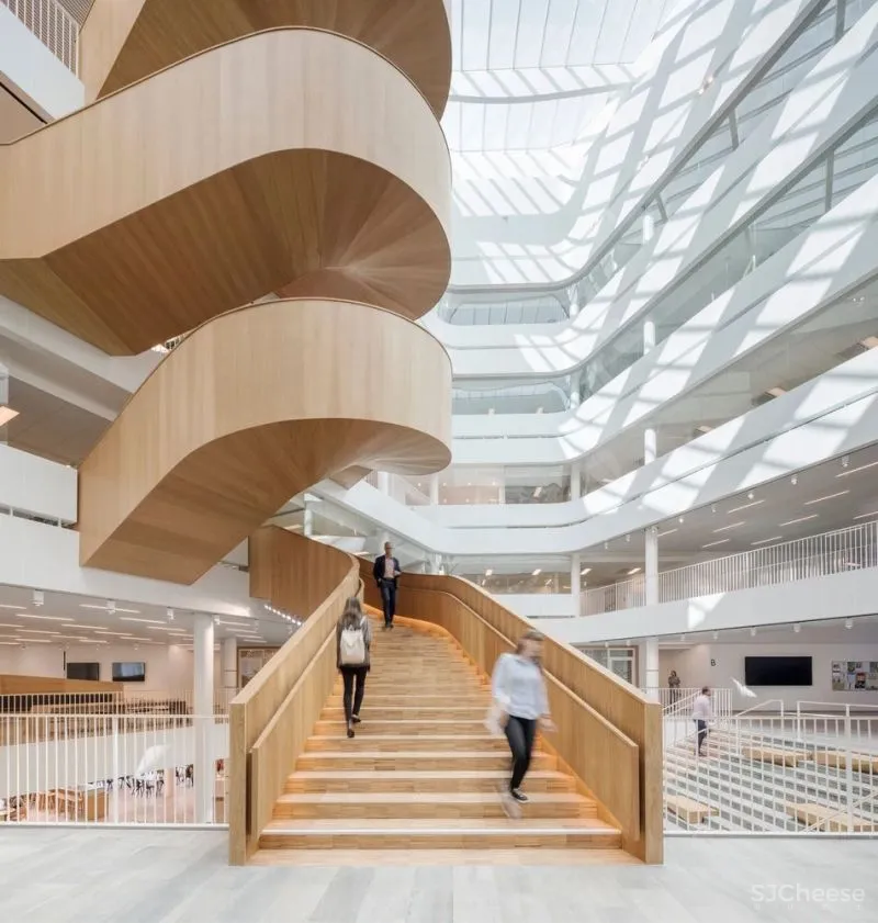 楼 梯 [ lóu tī ]