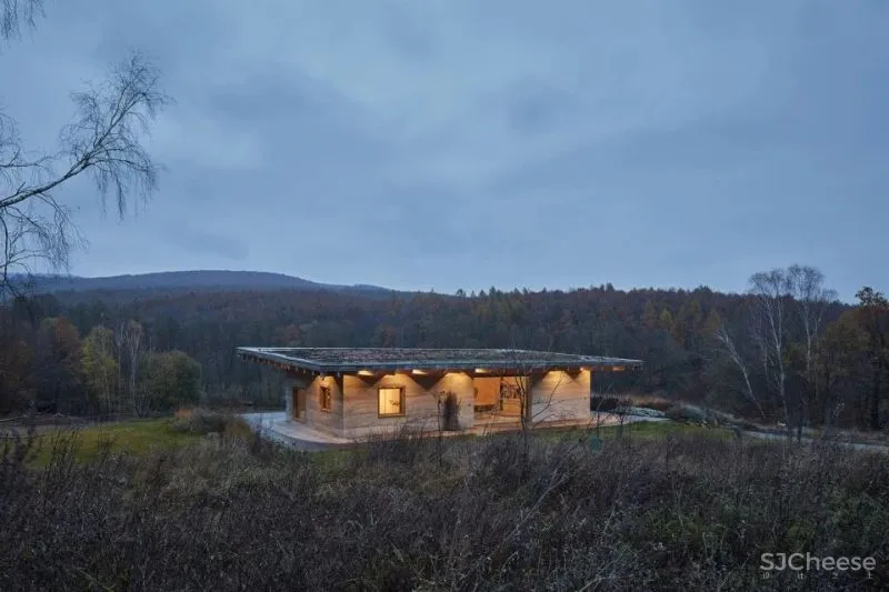 森林中的纯粹小屋 LO之家 Ateliér Lina Bellovičová