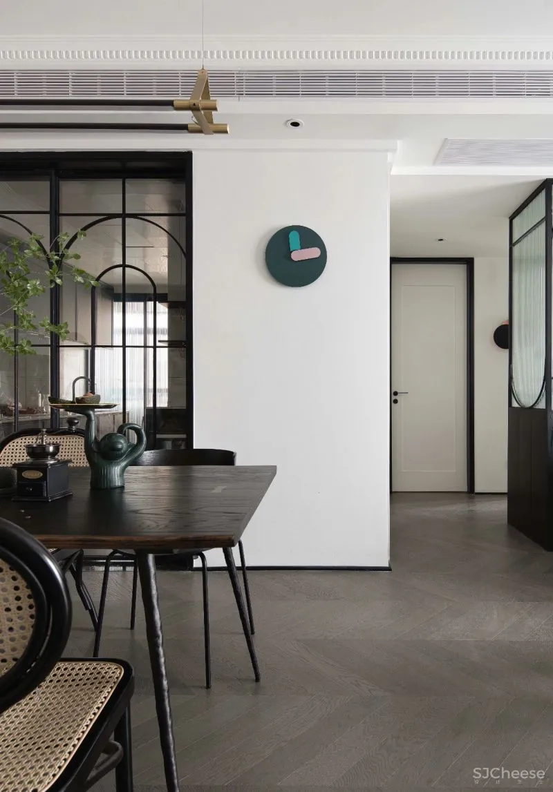 线条、色块和潮玩,这个89㎡比想象中还有料!