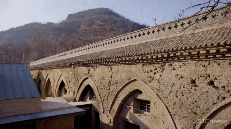 河南夫妻分居20年,改造出极致婚房:住窑洞、泡温泉