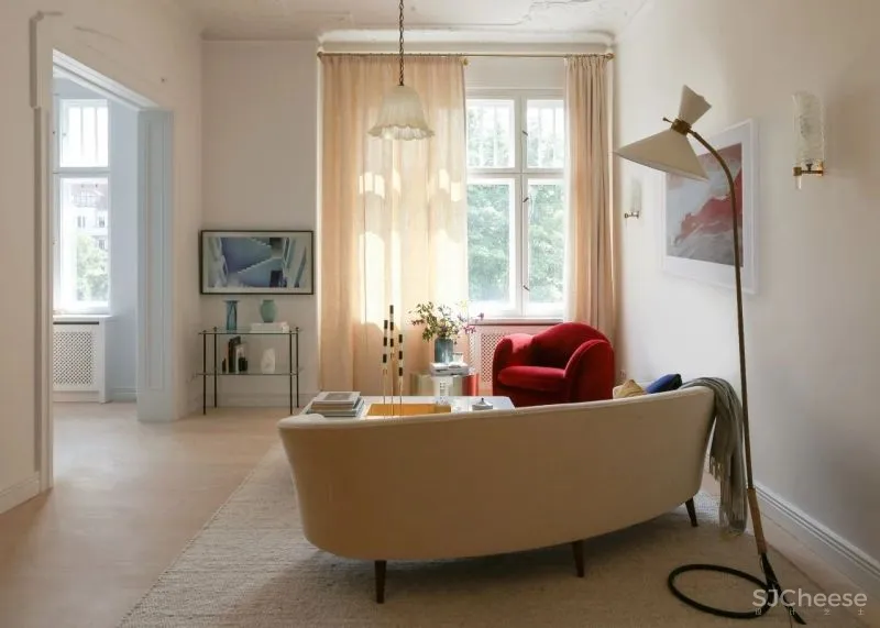 色调温暖的家藏着不少中古家具,优雅经久不衰,每一盏灯都超级惊艳