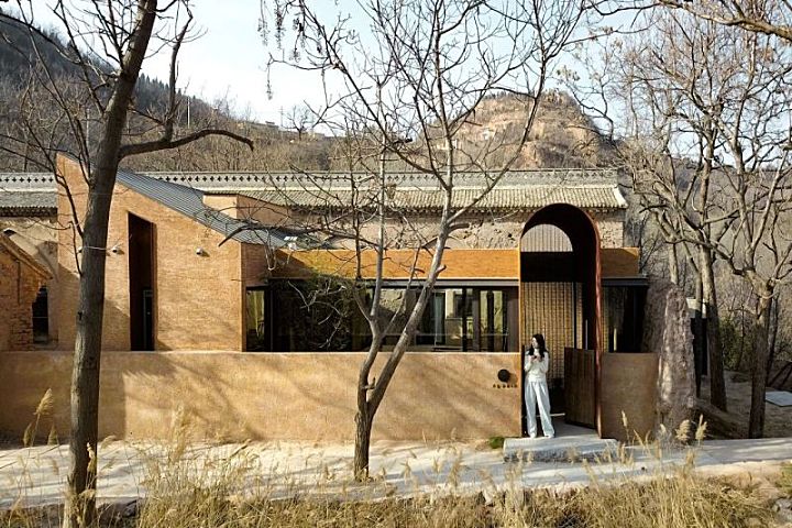 河南夫妻分居20年,改造出极致婚房:住窑洞、泡温泉