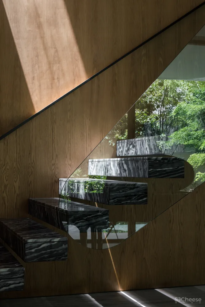 950㎡ 双层别墅,用光影做最美的装饰