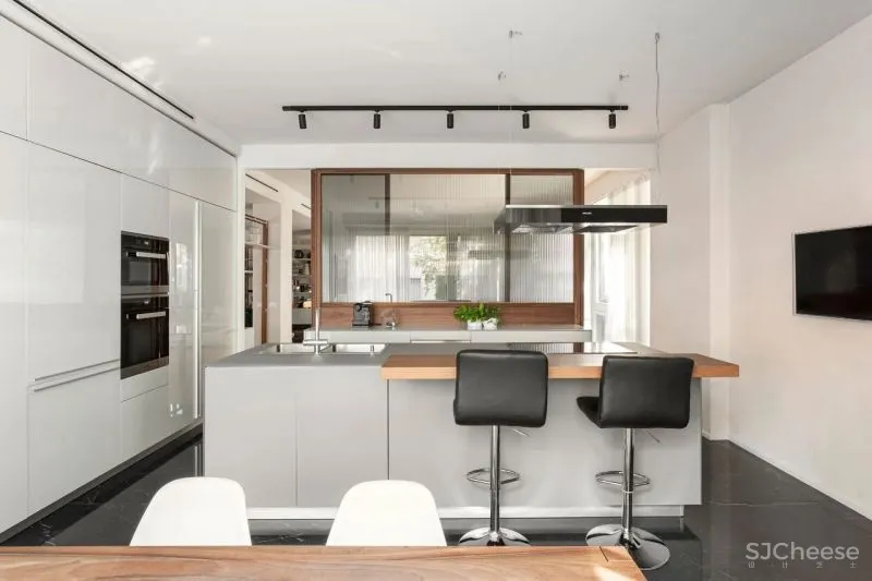 250㎡公寓大爆改,诠释出欧洲古典气质!