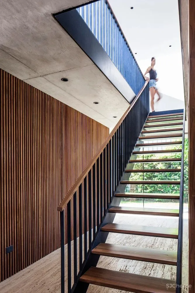 楼 梯 [ lóu tī ]