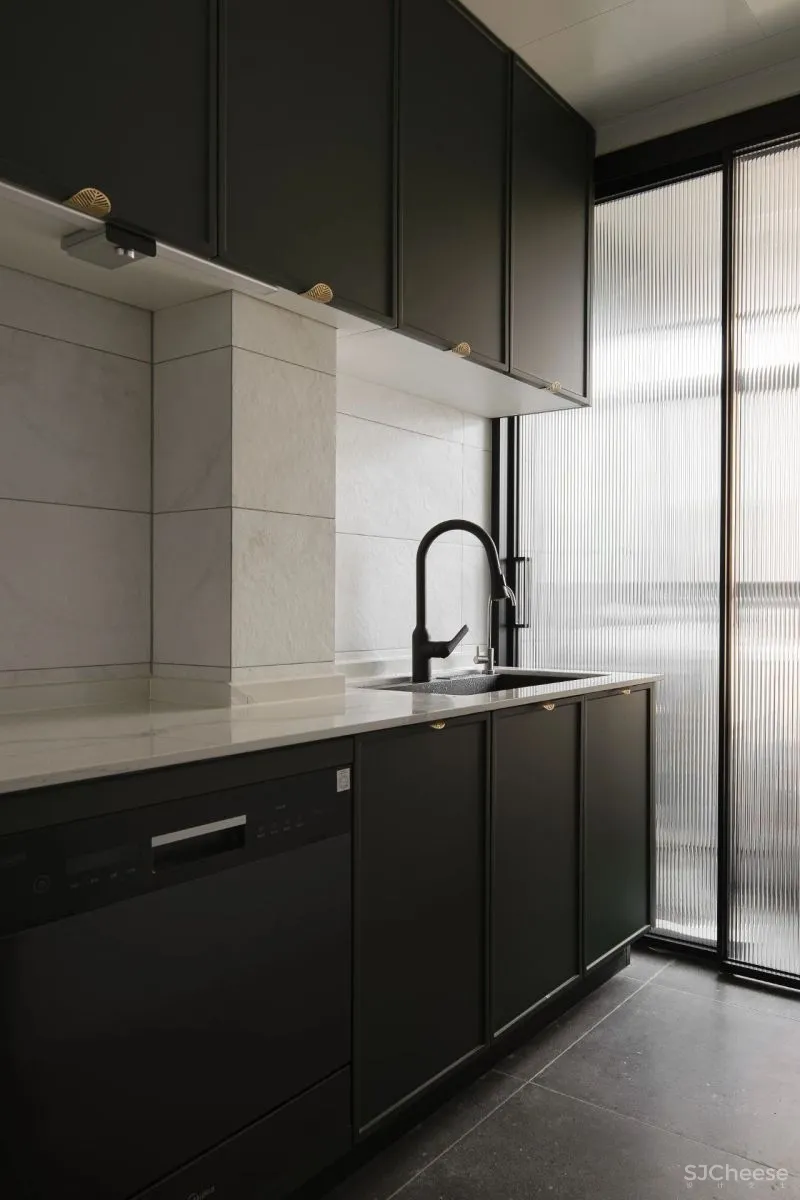 线条、色块和潮玩,这个89㎡比想象中还有料!