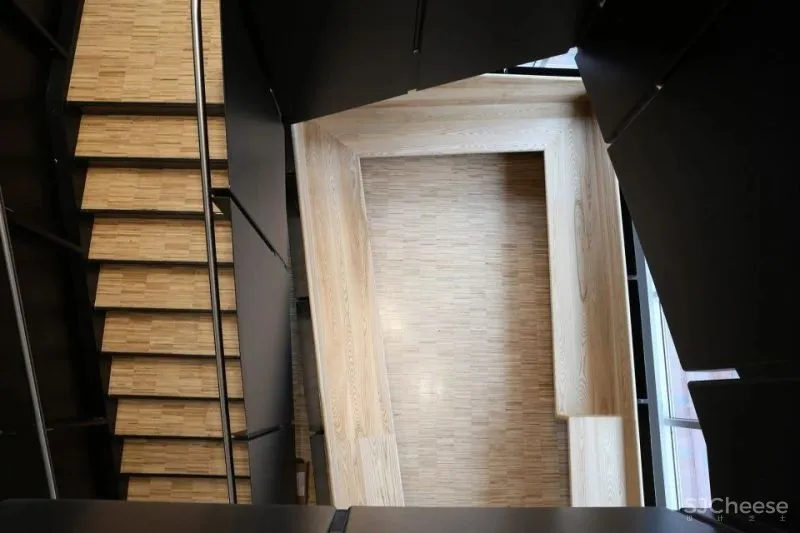 楼 梯 [ lóu tī ]