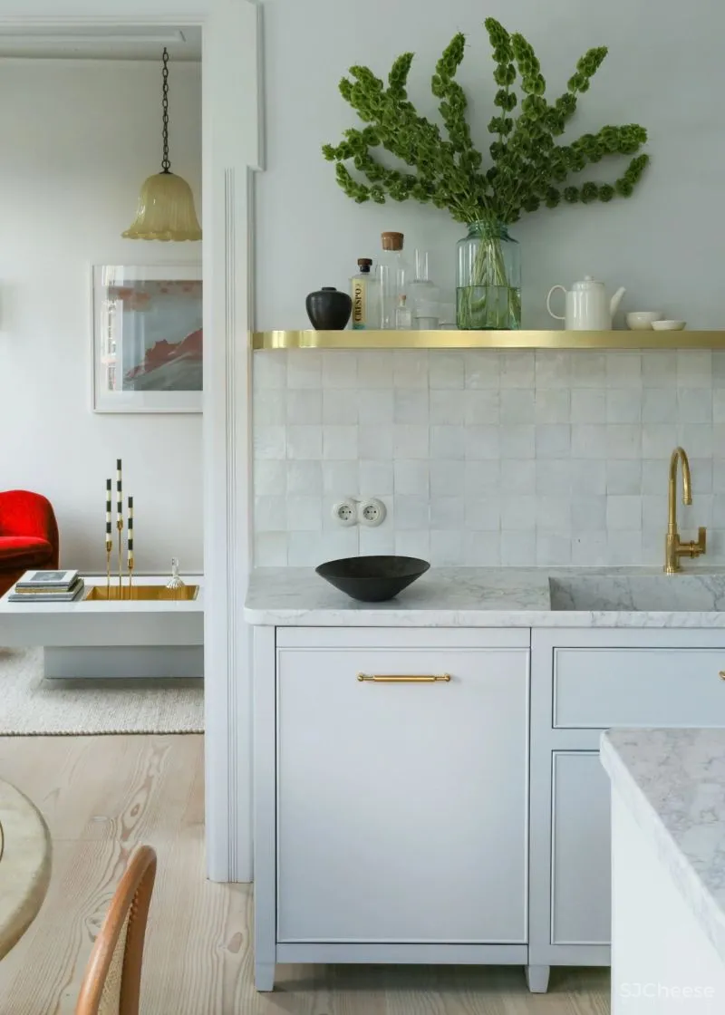 色调温暖的家藏着不少中古家具,优雅经久不衰,每一盏灯都超级惊艳