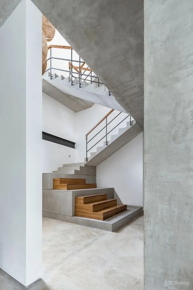 楼 梯 [ lóu tī ]