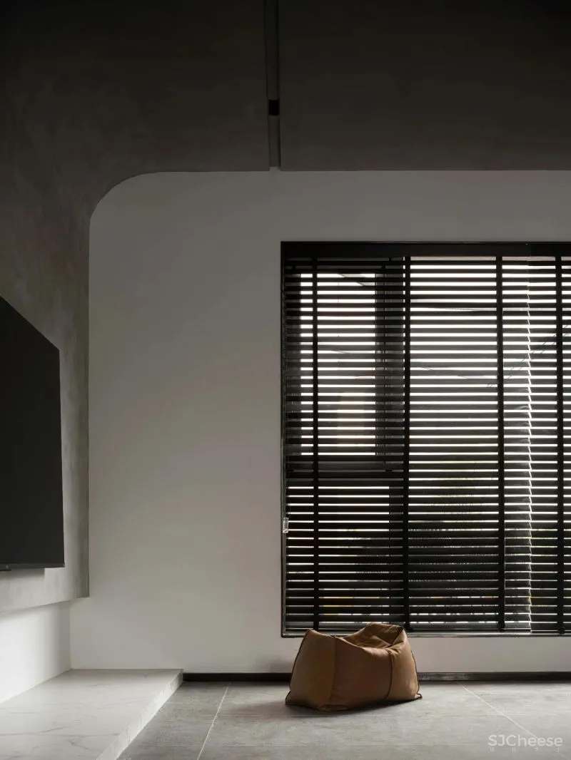 159㎡叠拼,经典黑白灰的至简之美 素图设计