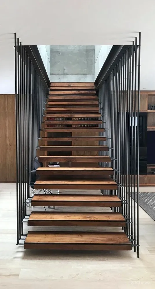 楼 梯 [ lóu tī ]