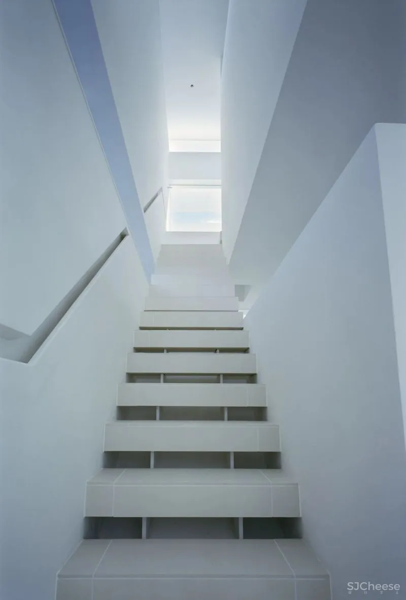 楼 梯 [ lóu tī ]