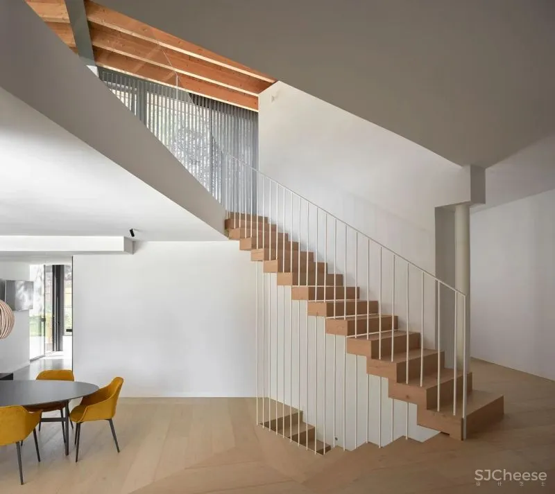 楼 梯 [ lóu tī ]