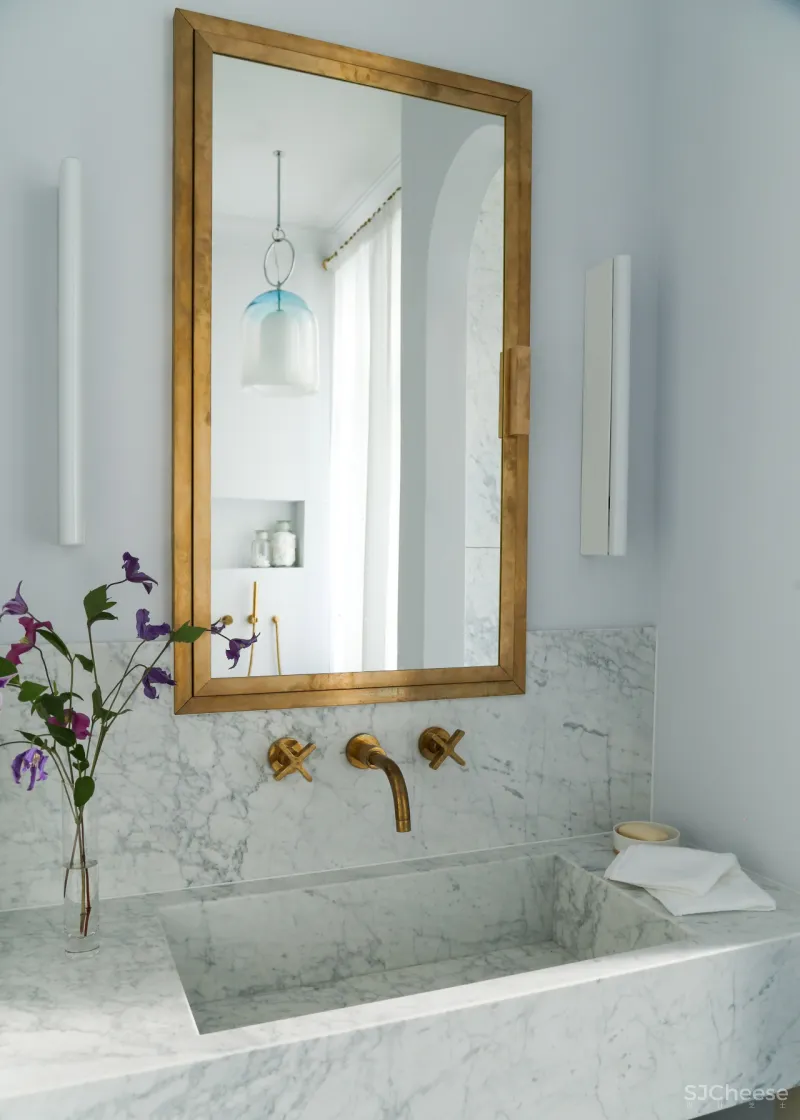 色调温暖的家藏着不少中古家具,优雅经久不衰,每一盏灯都超级惊艳