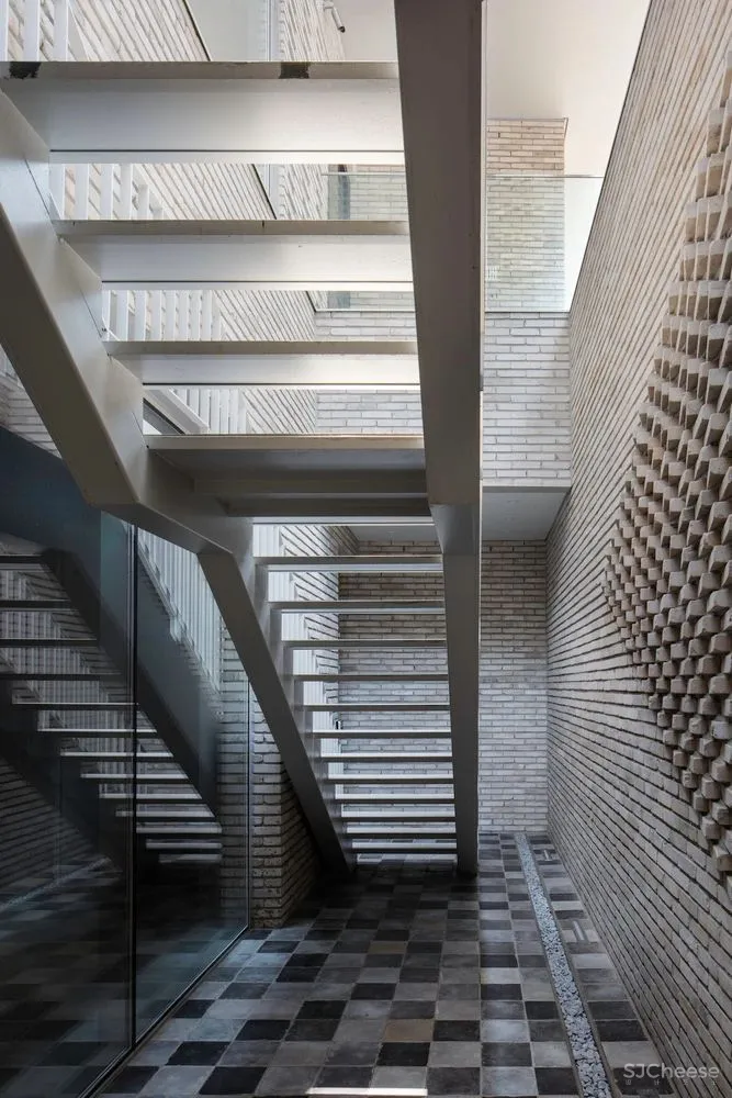 楼 梯 [ lóu tī ]