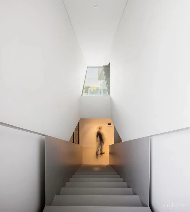 楼 梯 [ lóu tī ]