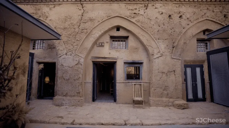 河南夫妻分居20年,改造出极致婚房:住窑洞、泡温泉