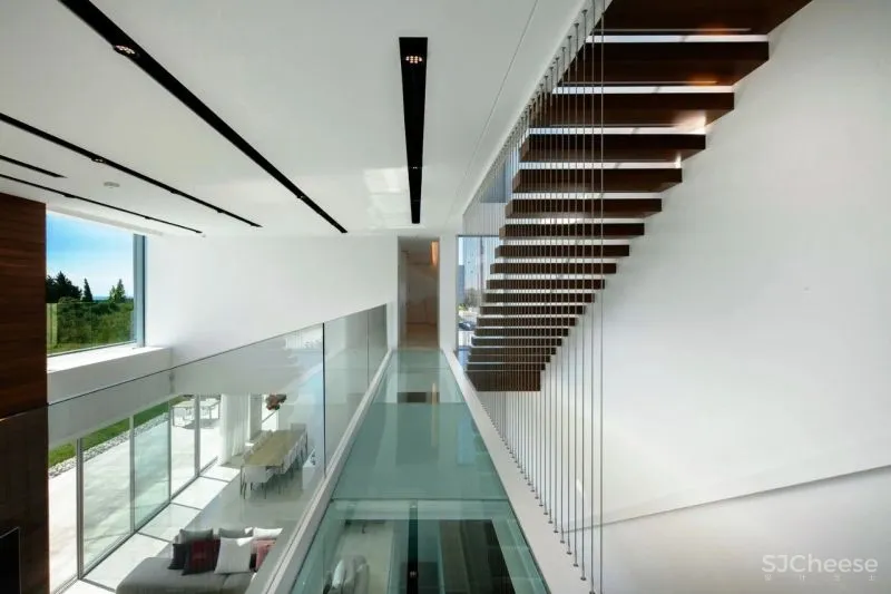 楼 梯 [ lóu tī ]