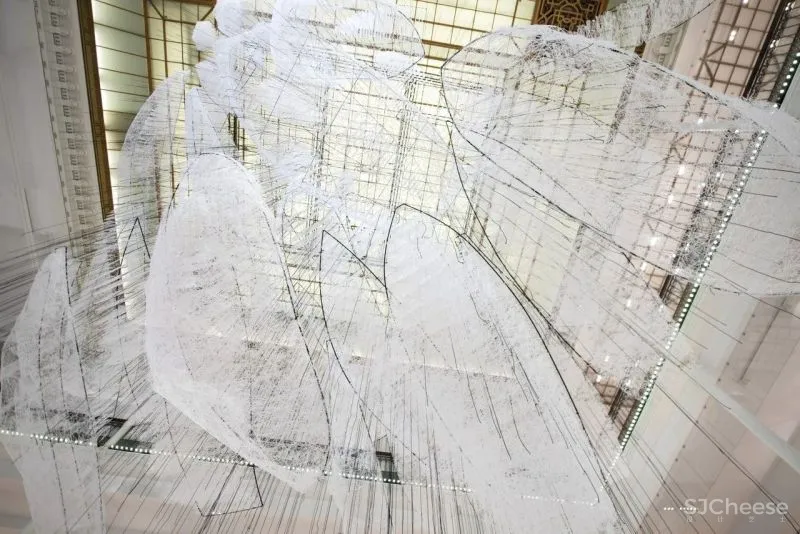 中庭的装置设计,就该有这样的创意