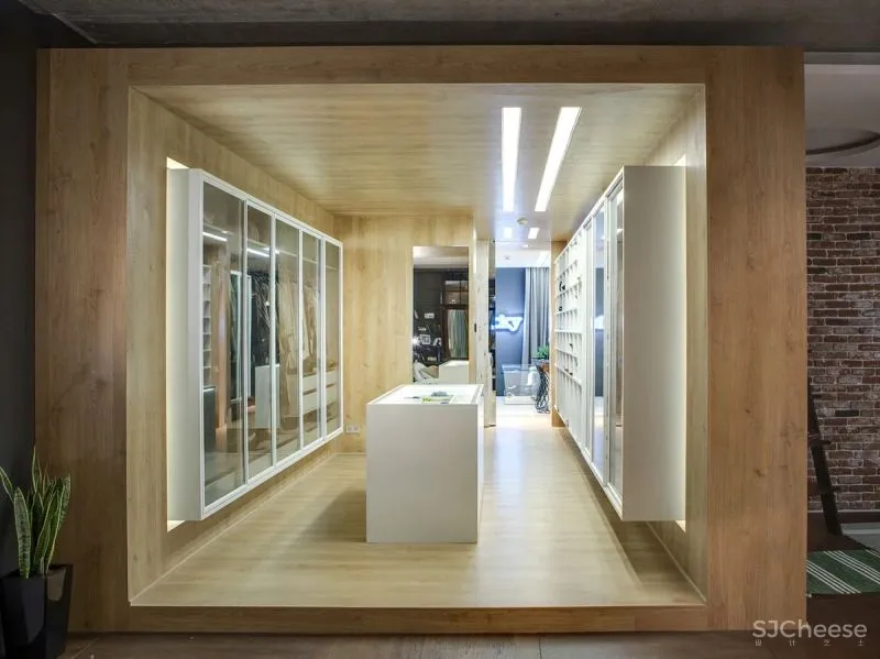 一条动线贯穿整个180平米住宅,在开放式空间中保持独立是怎么做到的?