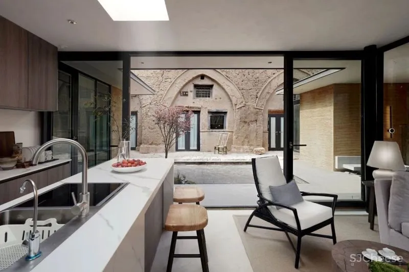 河南夫妻分居20年,改造出极致婚房:住窑洞、泡温泉