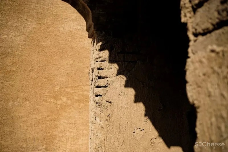 河南夫妻分居20年,改造出极致婚房:住窑洞、泡温泉