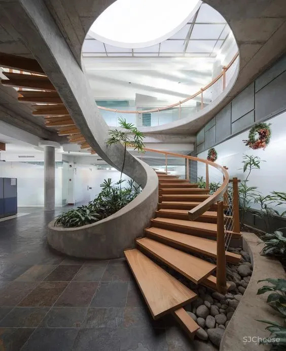 楼 梯 [ lóu tī ]