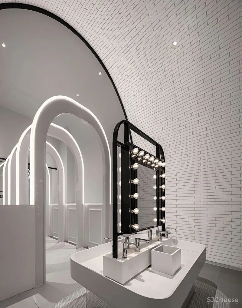 MEIYI 英皇儿童艺术学院 随时序流动的空间画布