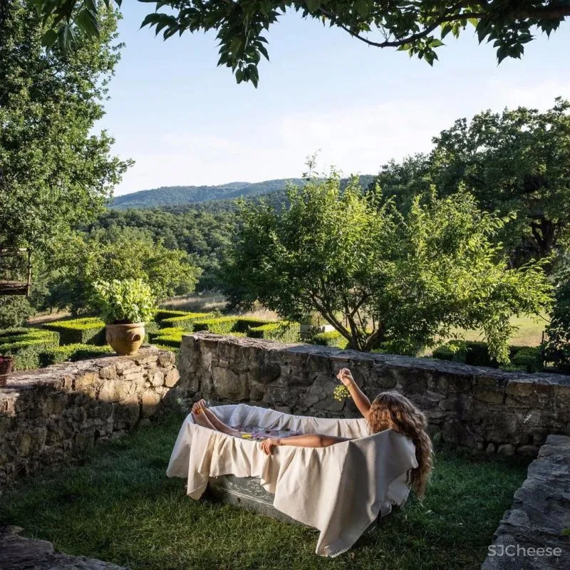 永 恒 的 静 修 一千多年历史的意大利城堡庄园酒店揭幕!