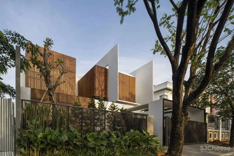 Serene Timber Screen House in Jakarta