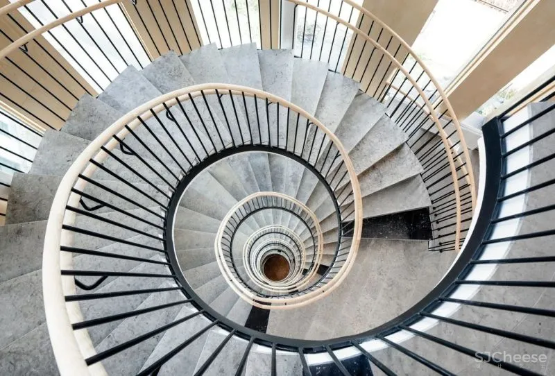 楼 梯 [ lóu tī ]