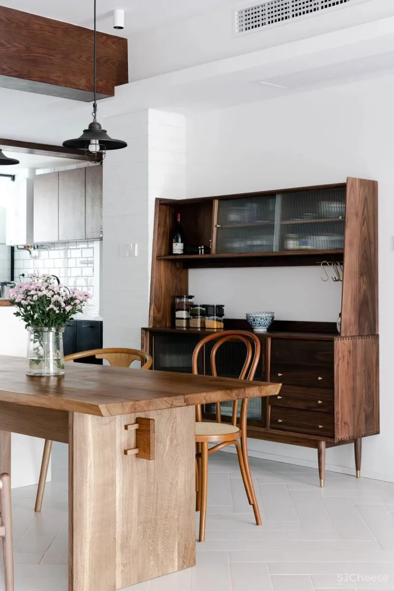 在武汉造一所“北欧度假屋”:白墙、老木头、皮革,150㎡住一家三口,敞亮又温暖!