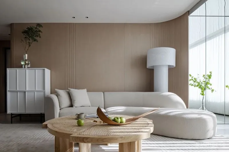 黄铜、石材、藤编，温暖自然的大平层设计丨木桃盒子