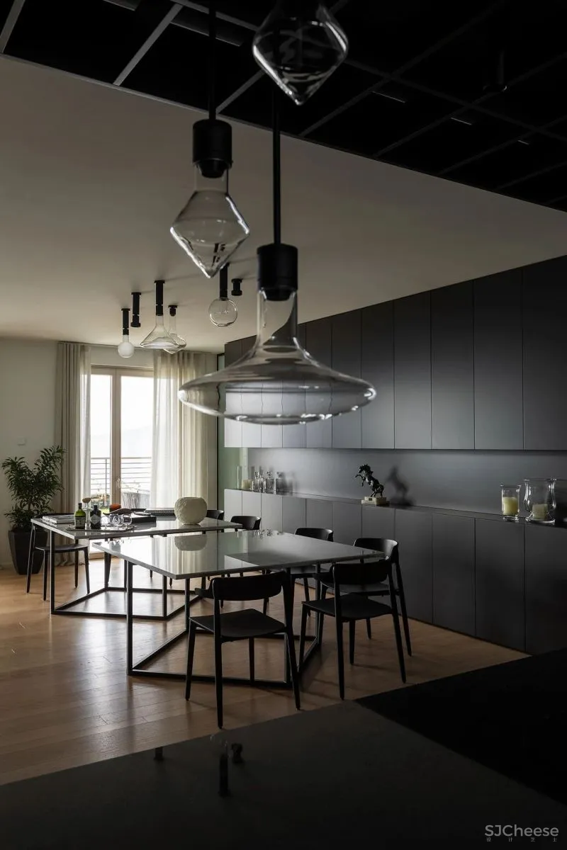 全屋使用黑白装饰,只为了不干扰窗外的景色