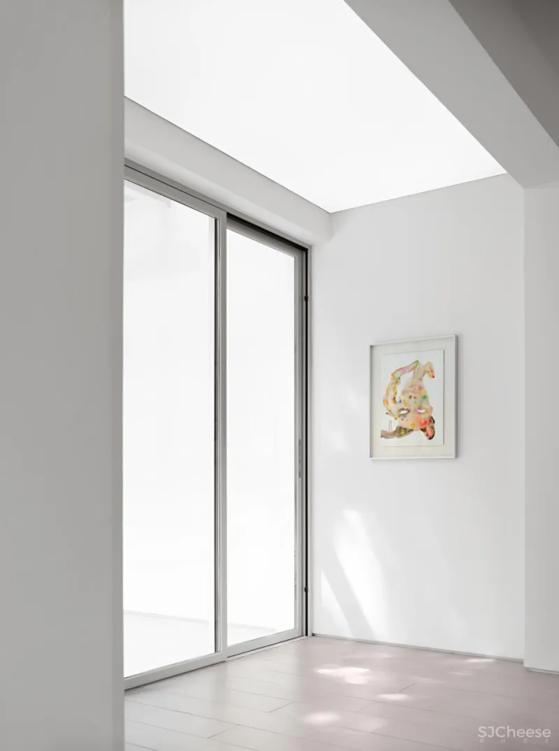 老宅变身极简白画廊，以空间与光探索艺术之雅