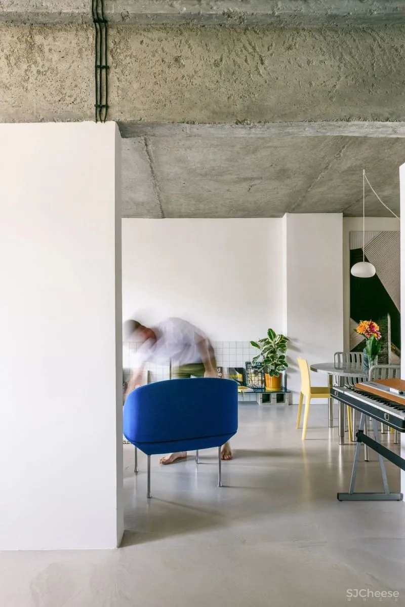 70平米的老旧住宅大翻身,加入了不锈钢、圆形洞等多种有趣的元素!