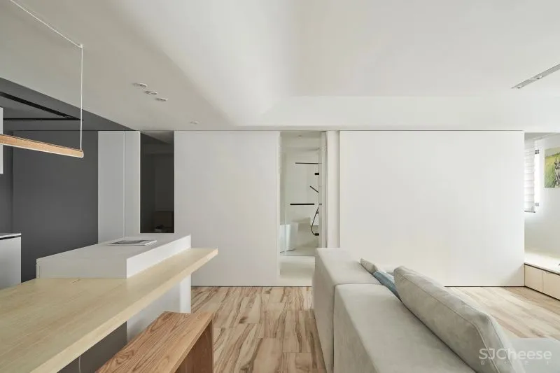 她买下低层高90㎡老房,74w造出极致纯净白色家,独自和收养的狗狗同住!