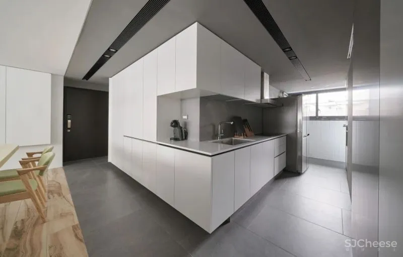 她买下低层高90㎡老房,74w造出极致纯净白色家,独自和收养的狗狗同住!