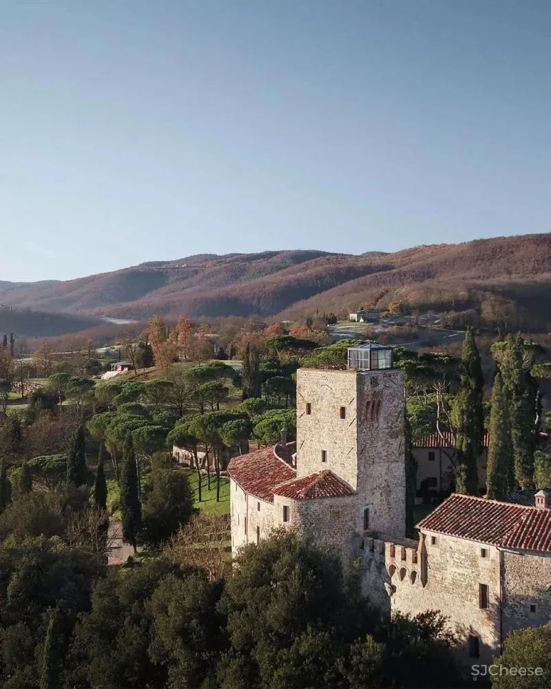 意大利千年古堡改造的酒店,1500万平米仅36间房,现代与古典的极限混搭!