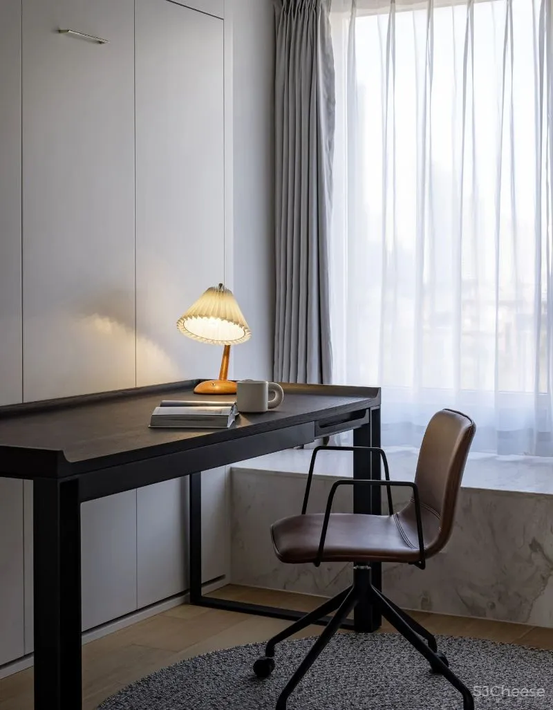 黄铜、石材、藤编，温暖自然的大平层设计丨木桃盒子