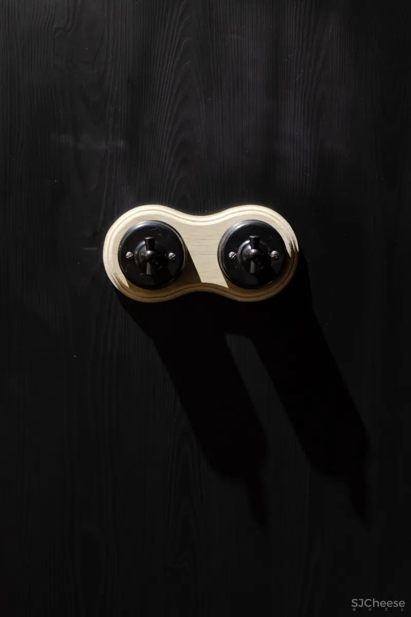 IRA LYSIUK 90㎡咖啡厅设计,现代与历史的交织