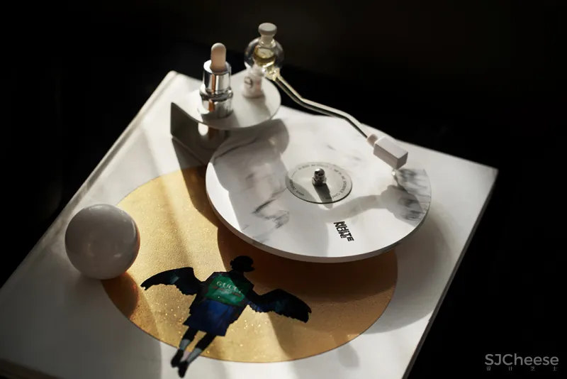 LESTYLE 乐尚设计:254㎡艺术住宅,家的鎏金光影!