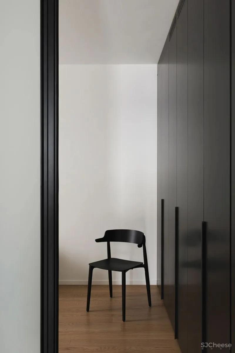 全屋使用黑白装饰,只为了不干扰窗外的景色