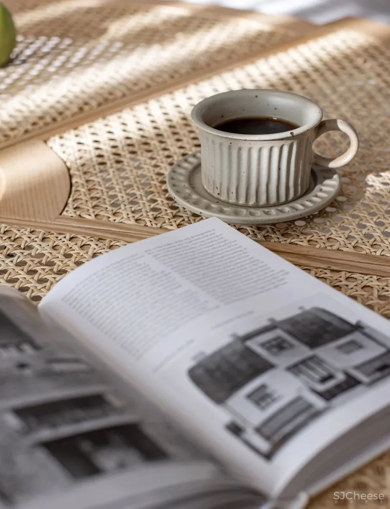 黄铜、石材、藤编，温暖自然的大平层设计丨木桃盒子