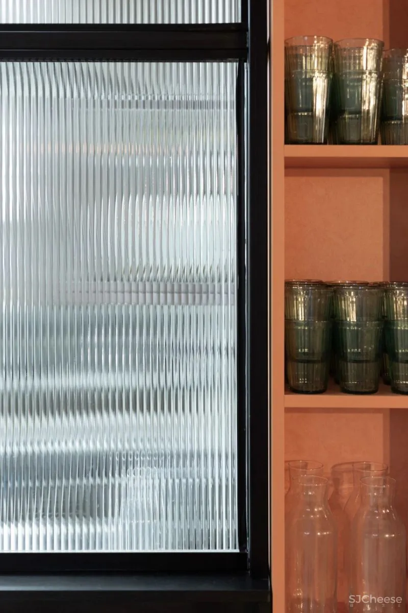 IRA LYSIUK 90㎡咖啡厅设计,现代与历史的交织