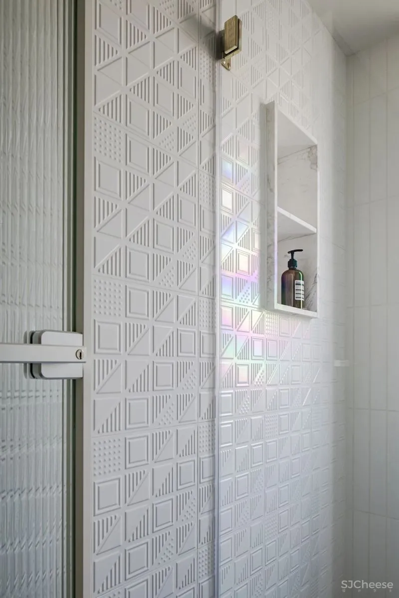 黄铜、石材、藤编，温暖自然的大平层设计丨木桃盒子