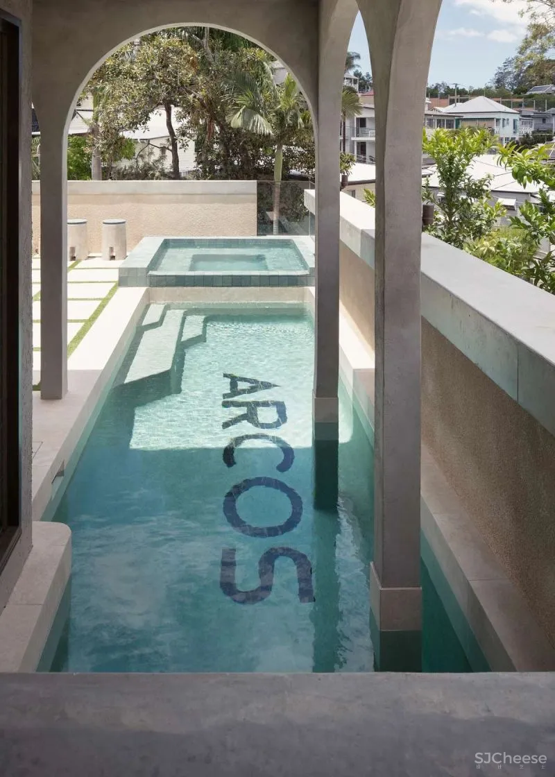 拱形环绕的简约大宅,宅家就能开启度假模式!