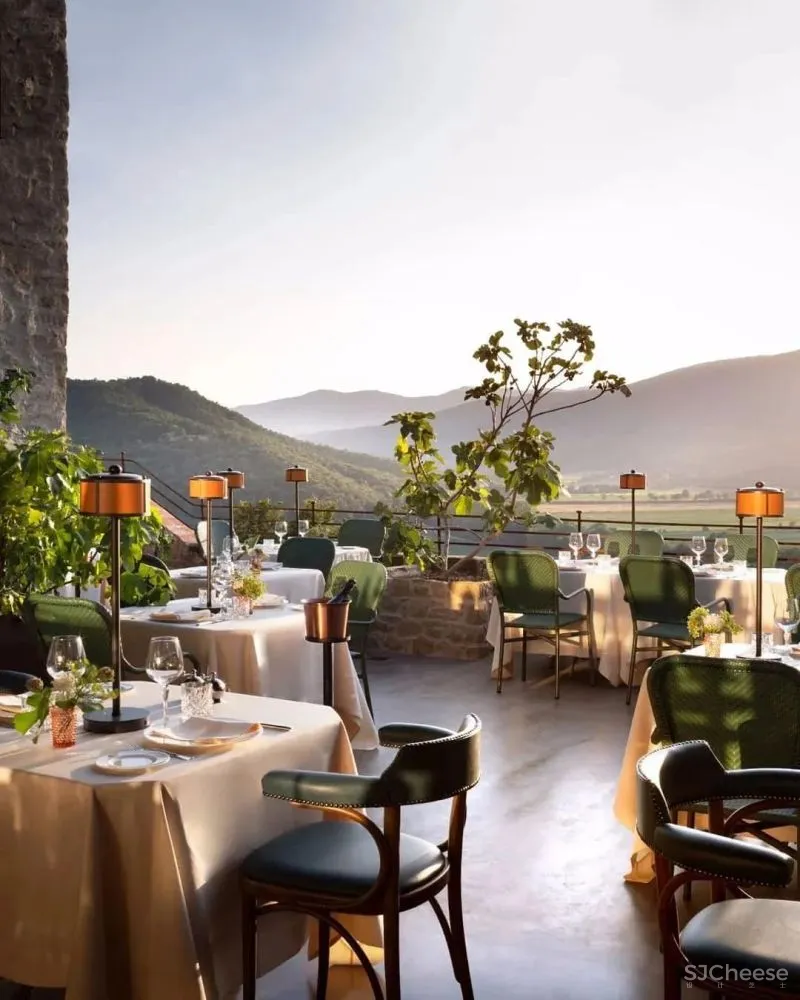 意大利千年古堡改造的酒店,1500万平米仅36间房,现代与古典的极限混搭!