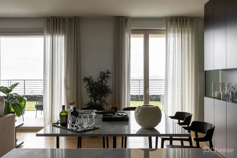 全屋使用黑白装饰,只为了不干扰窗外的景色