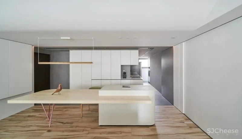 她买下低层高90㎡老房,74w造出极致纯净白色家,独自和收养的狗狗同住!